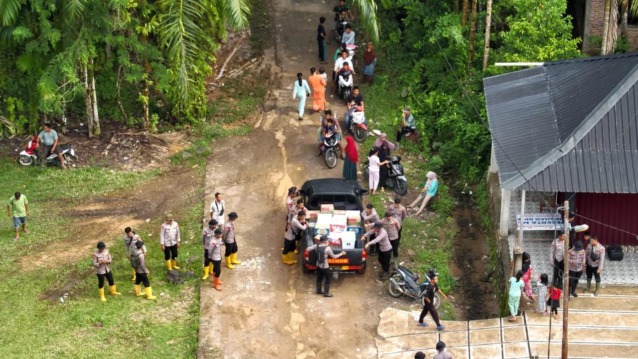 Personel Brimob Polda Sumbar Pastikan Layanan Komunikasi dan Internet Lancar di Posko Kemanusiaan Agam