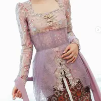 Maudy Ayunda baru saja menampilkan foto dirinya dalam balutan kebaya unik rancangan Didiet Maulana. [Foto: Instagram/ Maudy Ayunda]