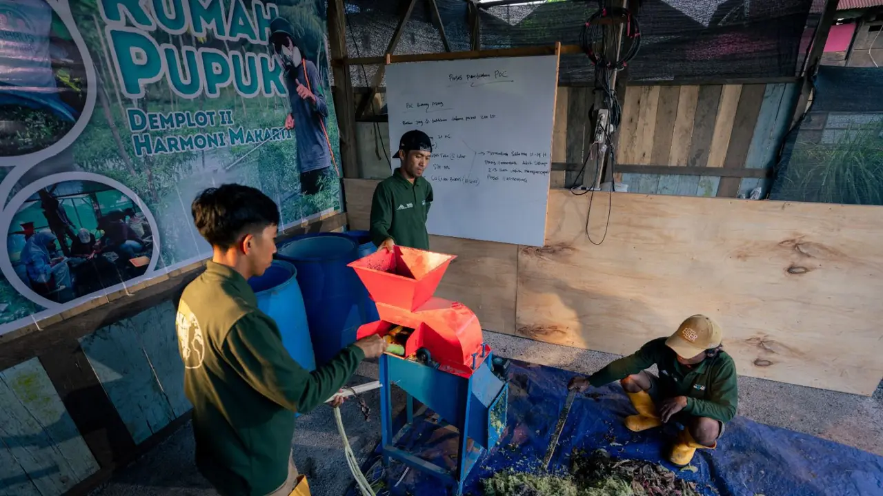 Pembuatan pupuk organik oleh petani muda di Desa Makarti Jaya. (Istimewa)