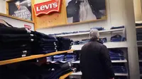 Levi Strauss dikabarkan akan memberhentikan setidaknya 10-15 persen tenaga kerja perusahaannya secara global selama paruh pertama tahun 2024. (Scott Olson/Getty Images/AFP)