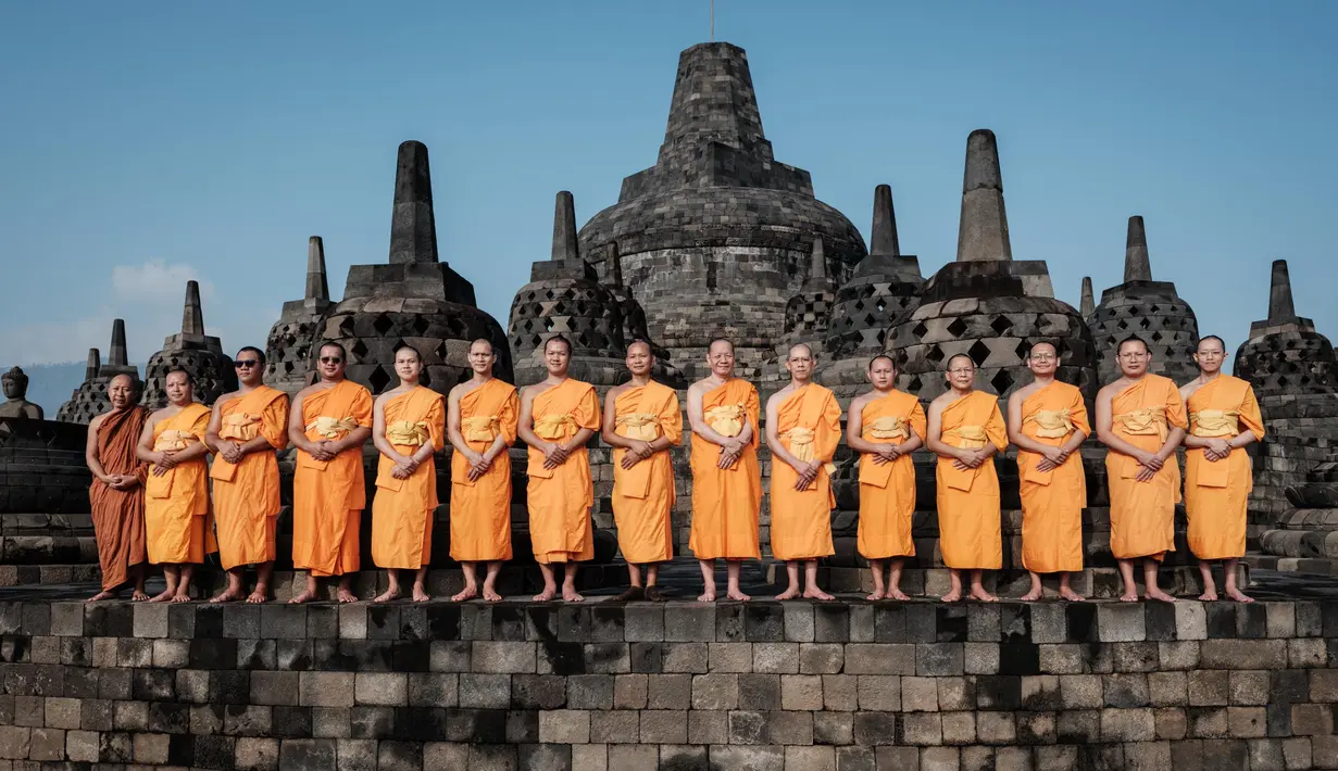 Puluhan biksu Buddha melakukan prosesi doa di puncak Candi Borobudur, Magelang, Jawa Tengah, pada 10 Mei 2025. (YASUYOSHI CHIBA/AFP)