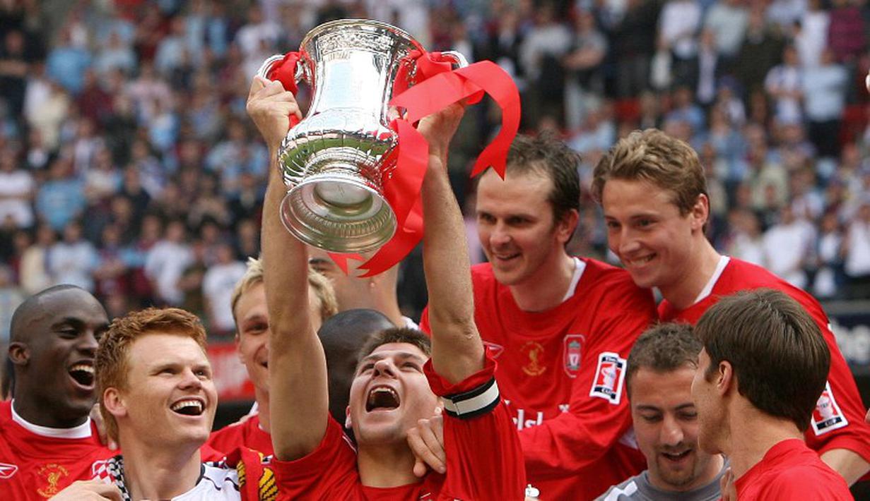 Steven Gerrard mengangkat trofi Piala FA setelah mengalahkan West Ham 3-1 melalui adu penalti. 13 Mei 2006. (AFP PHOTO/TOBY MELVILLE/POOL)