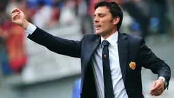 Vincenzo Montella yang pensiun pada Juli 2009 bersama AS Roma tercatat pernah berseragam AS Roma selama 8,5 musim dalam dua periode, mulai 1999/2000 hingga tengah musim 2006/2007 dan pada musim 2008/2009. Ia total tampil dalam 258 laga bersama AS Roma di semua kompetisi dengan torehan 101 gol dan 31 assist, serta sukses mempersembahkan satu gelar Scudetto pada musim 2000/2001 serta 1 gelar Supercoppa Italiana 2001. Pada musim 2010/2011 yang tengah berjalan, ia ditunjuk menjadi pelatih interim menggantikan Claudio Ranieri dan mampu membawa AS Roma finis di peringkat ke-6. Pada awal musim 2011/2012 ia digantikan oleh Luis Enrique. (AFP/Alberto Pizzoli)