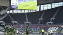 Penyerang Tottenham Hotspur, Harry Kane (kedua kanan) melakukan tendangan bebas saat bertanding melawan Sheffield United pada pertandingan Liga Inggris di Stadion Tottenham Hotspur, London, Senin (3/5/2021). Kemenangan ini membuat Tottenham naik ke posisi kelima. (Justin Setterfield/Pool via AP)