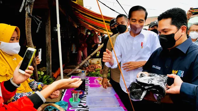 Ditemani Erick Thohir, Jokowi Bagi-Bagi Bantuan ke Pedagang