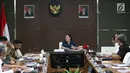 Suasana saat Menko PMK Puan Maharani menggelar rapat persiapan Asian Games 2018 dengan kementerian dan pejabat terkait di Jakarta, Rabu (6/6). Menko Puan mengingatkan bahwa gelaran Asian Games 2018 tinggal sebentar. (Liputan6.com/Angga Yuniar)