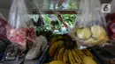 Penjual sayuran menggunakan transportasi Gerobak Motor Listrik di Srengseng Sawah, Jakarta, Kamis (20/1/2022). Program gerobak motor listrik ditujukan agar pelaku usaha mikro kecil (UMK) dapat lebih hemat pada sisi operasional bahan bakar serta lebih ramah lingkungan. (Liputan6.com/Johan Tallo)