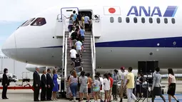 Sejumlah anak-anak berbaris memasuki pesawat Boeing 787-9 Dreamliner All Nippon Airways (ANA) di Bandara Haneda, Tokyo, Jepang, (4/8/2014). (REUTERS/Yuya Shino)  
