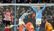 Manchester City Ruben Dias (tengah) merayakan gol pembuka timnya dalam pertandingan Liga Inggris melawan Sunderland di Etihad, Inggris, Sabtu, 6 Desember 2025. (AP Photo/Dave Thompson)