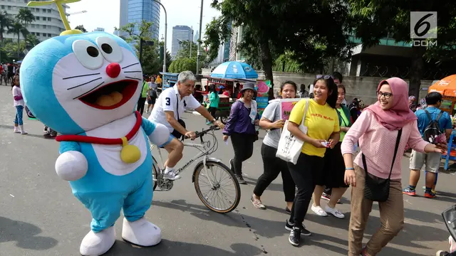 Adu Kreativitas Seniman Jalanan Berkostum Hibur Warga Jakarta