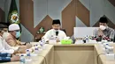 Ketua Umum Dewan Masjid Indonesia Jusuf Kalla (tengah) bertemu Kepala BNPT Komjen Pol Boy Rafli Amar di Kantor Pusat DMI, Jakarta, Jumat (4/2/2022). Pertemuan ini dalam rangka kerja sama program deradikaliasasi terorisme dengan melibatkan DMI di seluruh tingkatan wilayah Indonesia. (Foto: Istimewa)