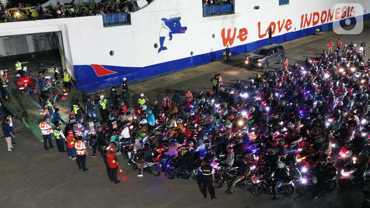 Untuk mengurai kepadatan penumpang di Pelabuhan Jangkar, terutama yang tidak memiliki tiket kapal harus ditambah trip penyeberangan.