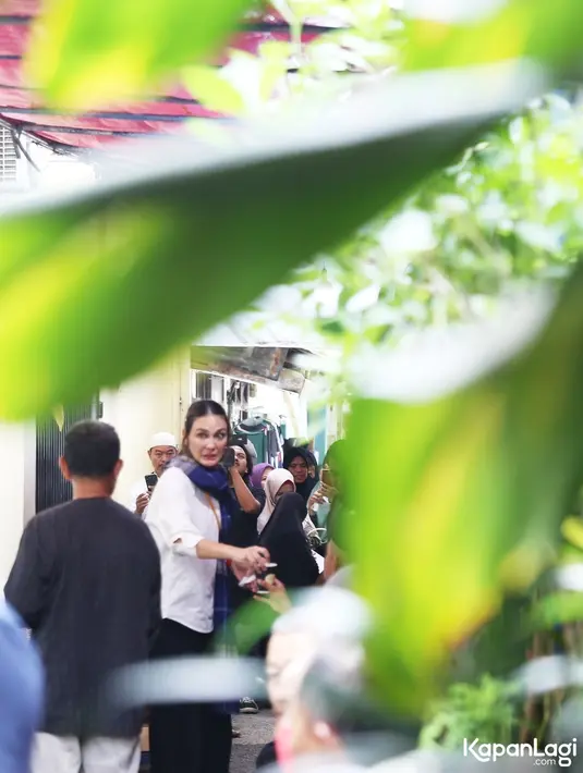 Luna mendampingi kekasihnya saat sedang berduka. Saat ikut mengantarkan ke peristirahatan terakhirya, Luna melihat ibunda Maxime sosok yang tak pernah mengeluh selama sakit dan perhatian. [KapanLagi.com/Budy Santoso]