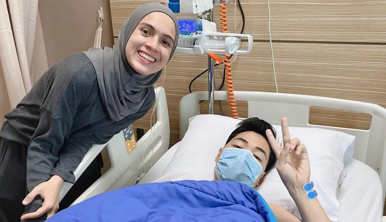 Dalam menjalani perawatannya di rumah sakit, Nycta Gina pun terlihat antusias dalam menemani sang suami. Dalam berbagai potret terbarunya di Instagram, terlihat bahwa dirinya setia menemani Kinos yang akan menjalani operasi dengan penuh dukungan dan doa.(Liputan6.com/IG/@missnyctagina)