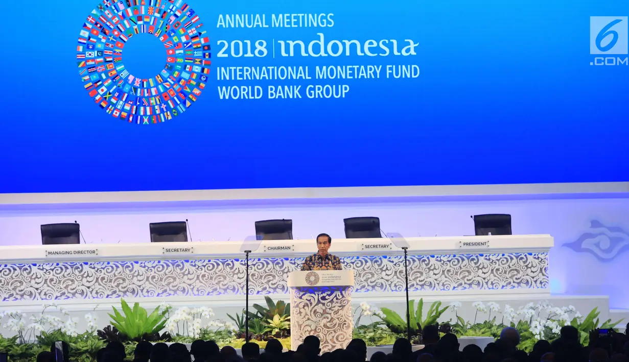 Presiden Joko Widodo menyampaikan sambutan pada Pertemuan Tahunan IMF-WB Group 2018, Bali, Jumat (12/10). Dalam pidatonya, Jokowi mengumpamakan kondisi ekonomi global sekarang seperti cerita serial televisi Game of Thrones. (Liputan6.com/Angga Yuniar)
