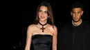 <p>Untuk acara malam hari, Kendall Jenner terlihat mengenakan gaun hitam tanpa tali, rok tulle, dan kalung salib yang besar. Mana yang jadi favoritmu, Sahabat FIMELA?</p>