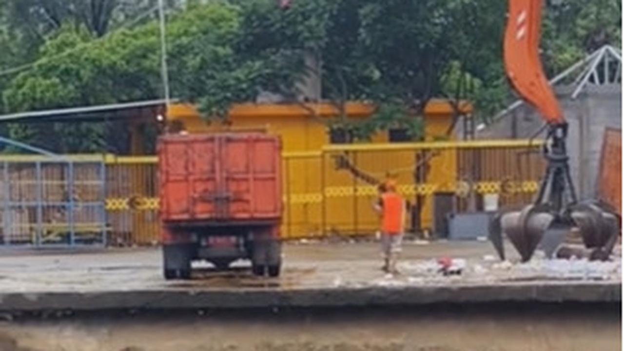 Beredar video seorang petugas kebersihan dari Unit Penanganan Sampah (UPS) Badan Air Dinas Lingkungan Hidup (DLH) DKI Jakarta sengaja menyapu sampah hingga jatuh ke sungai.
