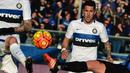 Pemain Inter Milan, Stevan Jovetic menyaksikan duel perebutan bola dihadapannya pada lanjutan liga Italia Seria A antara Atalanta vs Inter Milan di Stadion  "Atleti Azzurri D'Italia", Bergamo, Sabtu(16/1/2016).  (AFP Photo/Giuseppe Cacace)
