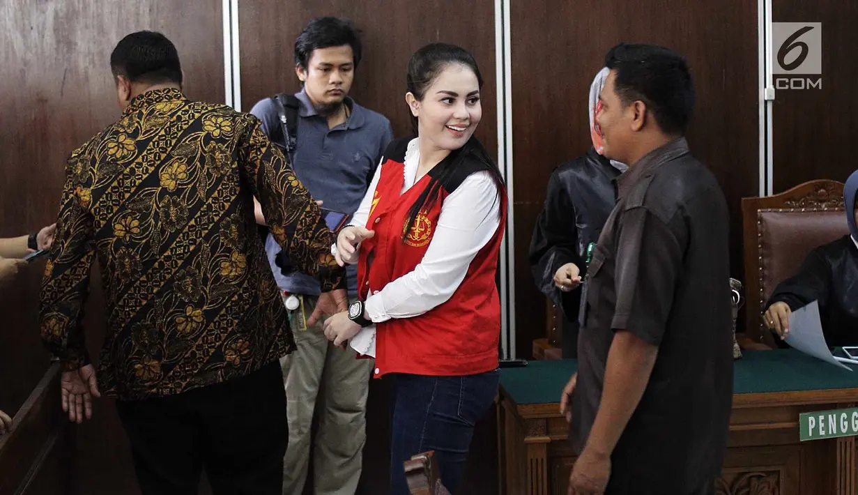 Terdakwa kasus narkoba Jennifer Dunn usai menjalani sidang lanjutan di PN Jakarta Selatan, Kamis (24/5). Aktris cantik 28 tahun ini dituntut 8 bulan penjara dikurangi masa tahanan. (Liputan6.com/Faizal Fanani)