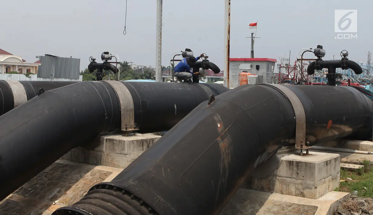 Petugas melakukan perbaikan kecil secara berkala di pompa Waduk Pluit Timur Jakarta, Selasa (13/11). Menjelang musim hujan pompa di kawasan tersebut siap di operasikan untuk antisipasi banjir. (Merdeka.com/Imam Buhori)