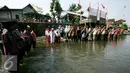 Peserta upacara mendengarkan amanat pembina saat upacara HUT RI ke 71 di Sungai Winongo, Yogyakarta, Rabu (17/8). Upacara berlangsung khidmad meskipun dilaksanakan di tengah aliran  sungai. (Liputan6.com/Boy Harjanto)