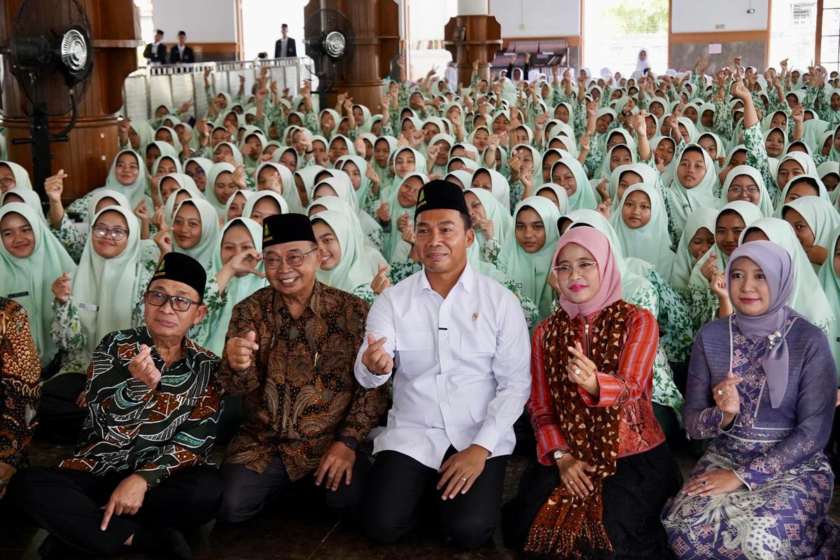 Mendukbangga/BKKBN Wihaji melakukan kunjungan kerja ke Pondok Pesantren Modern Islam Assalaam, Kabupaten Sukoharjo, Jawa Tengah, Kamis (06/11/2025).