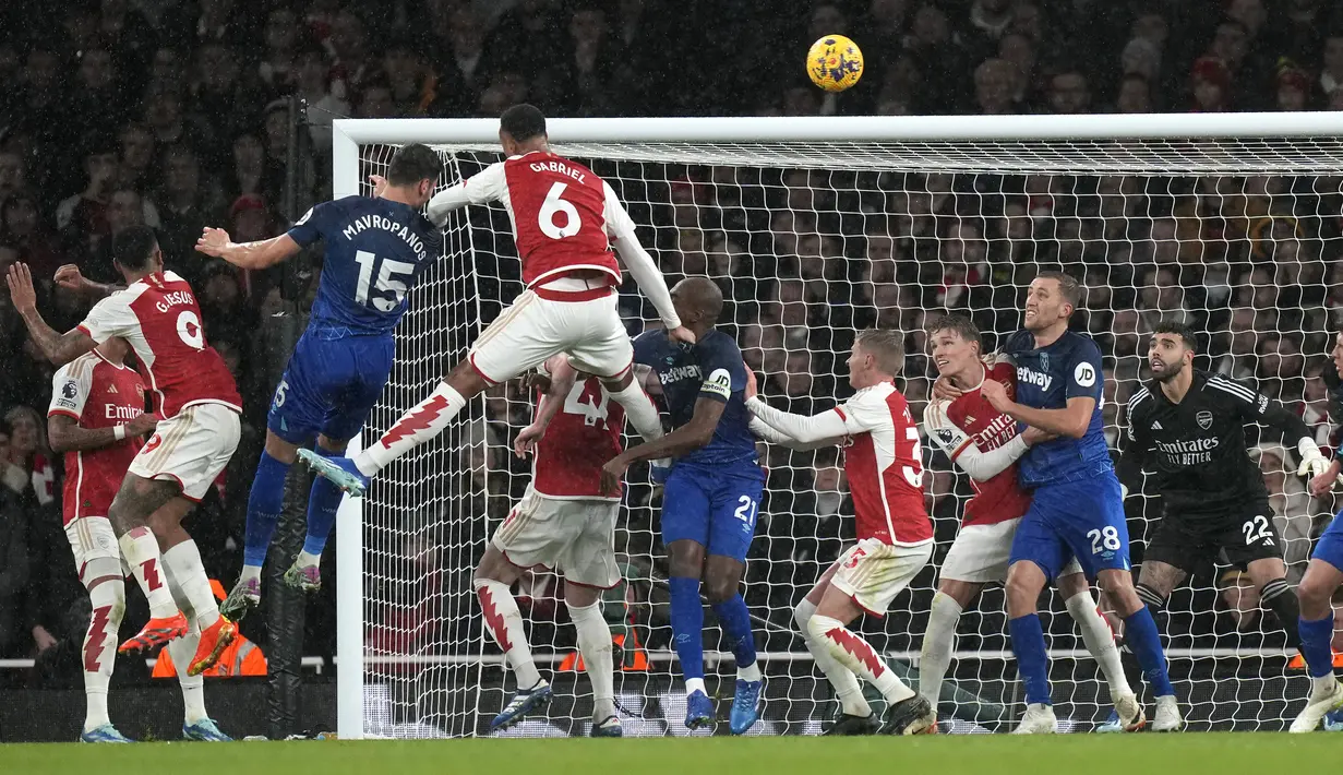 Pemain West Ham United, Konstantions Mavropanos (ketiga kiri) mencetak gol kedua timnya ke gawang Arsenal pada laga lanjutan Liga Inggris 2023/2024 di Emirates Stadium, London, Inggris, Jumat (29/12/2023) dini hari WIB. (AP Photo/Alstair Grant)