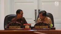 Presiden Joko Widodo berbincang dengan Wakil Presiden Jusuf Kalla saat rapat terbatas di Kantor Presiden, Jakarta, Selasa (8/1). Ratas itu membahas pengelolaan transportasi di Jabodetabek. (Liputan6.com/Angga Yuniar)