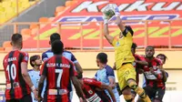 Kiper Persela Lamongan, Dwi Kuswanto (atas) berusaha menyelamatkan bola saat melawan Persipura Jayapura dalam laga pekan kedua BRI Liga 1 2021/2022 di Stadion Wibawa Mukti, Cikarang, Jumat (10/09/2021). (Foto: Bola.com/Bagaskara Lazuardi)