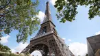 Menara Eiffel terlihat di Paris, Prancis, Kamis (18/6/2020). Menara Eiffel akan kembali dibuka pada 25 Juni mendatang. (Xinhua/Gao Jing)