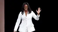 Michelle Obama mempromosikan buku terbarunya Becoming di Forum, Inglewood, California, Amerika Serikat, 15 November 2018. (KEVIN WINTER / GETTY IMAGES NORTH AMERICA / AFP/Asnida Riani)