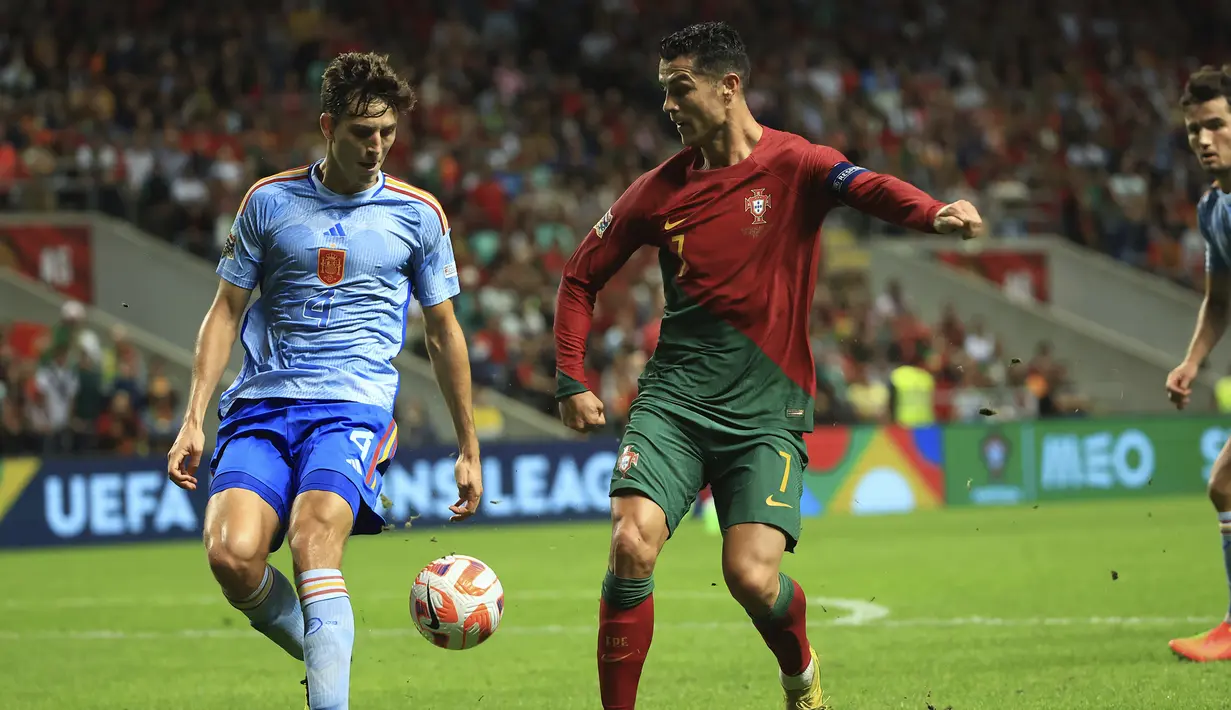 Cristiano Ronaldo dan kawan-kawan yang sebelum laga berada di puncak klasemen dengan keunggulan 2 poin dari Spanyol sebenarnya hanya membutuhkan hasil imbang untuk lolos ke semifinal. (AP/Rui Vieira)