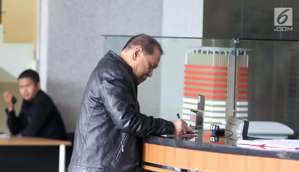 Ketua Komisi III DPR Kahar Muzakir mengisi daftar pemeriksaan saat tiba di Gedung KPK, Jakarta, Selasa (12/2). Kahar datang dengan mengenakan jaket kulit hitam. (Liputan6.com/Angga Yuniar)