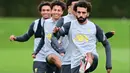 Penyerang Liverpool, Mohamed Salah (kanan) dan rekan satu timnya melakukan pemanasan selama sesi latihan di pusat pelatihan Axa di Kirkby, Liverpool, Inggris (14/9/2021). Liverpool akan bertanding melawan wakil Italia, AC Milan pada Grup B Liga Champions di Anfield. (AFP/Paul Ellis)