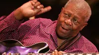 BB King jatuh sakit saat sedang konser di House of Blues, Chicago. 