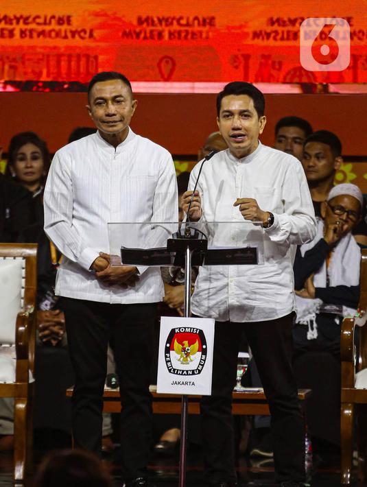 Pasangan calon gubernur-wakil gubernur DKI Jakarta nomor urut dua Dharma Pongrekun (kiri) dan Kun Wardana saat debat kedua Pemilihan Gubernur DKI Jakarta pada Pemilihan Kepala Daerah (Pilkada) Serentak 2024 di Beach City International Stadium, kawasan wisata Ancol, Jakarta Utara, Minggu (27/10/2024). (Liputan6.com/Angga Yuniar)