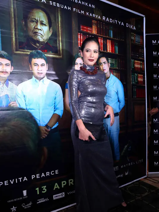 Pemain film Aach... Aku Jatuh Cinta itu menyabut senang film komedi pertamanya akhirnya bisa tayang. Ia mengakui bahwa selama proses penggarapan, ia banyak dibantu oleh Radit agar tidak kaku. (Nurwahyunan/Bintang.com)