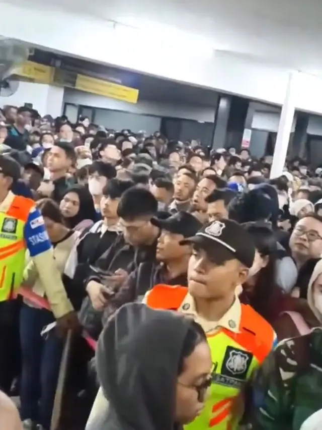 Penumpukan penumpang KRL mengarah Rangkasbitung. (Istimewa)
