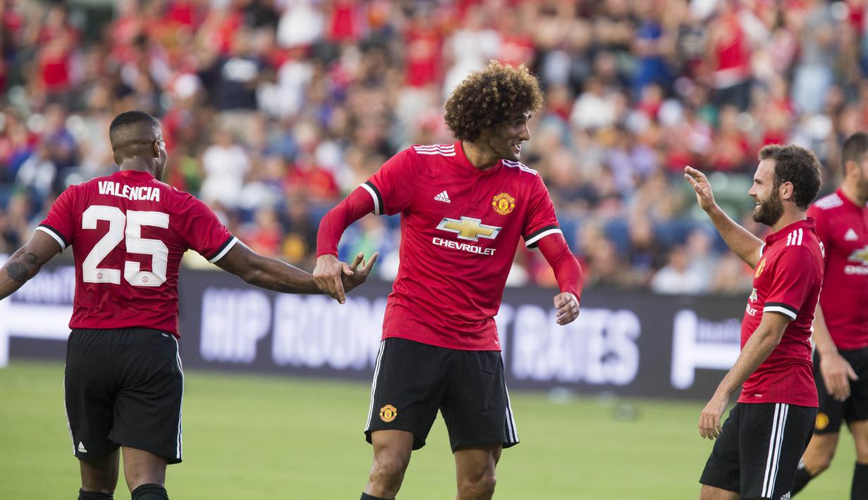 Pemain Manchester United, Marouane Fellaini (tengah) mencetak dua gol pada tour 2017. Dua gol Fellaini tersebut masing-masing ke gawang LA Galaxy dan Velerenga. (AFP/Ringo Chiu)