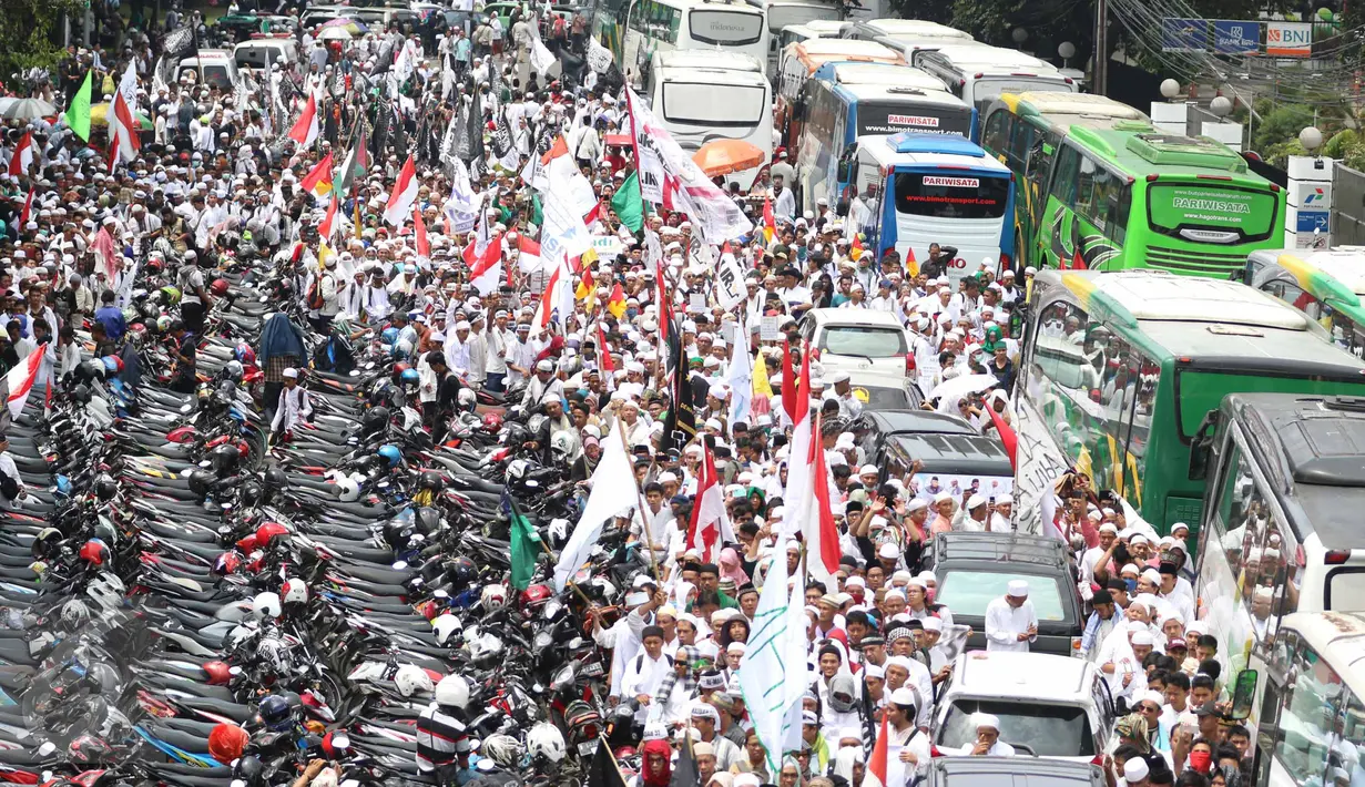 Ribuan demonstran berjalan menuju Balai Kota, Jakarta, Jumat (4/11). Mereka akan melakukan unjuk rasa terkait dugaan penistaan agama yang dilakukan Basuki Tjahaja Purnama (Ahok). (Liputan6.com/Faizal Fanani)
