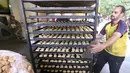 Seorang pekerja membawa permen tradisional "Kahk" untuk perayaan Idul Fitri, Kairo, (27/7/14). (REUTERS/Mohamed Abd El Ghany)