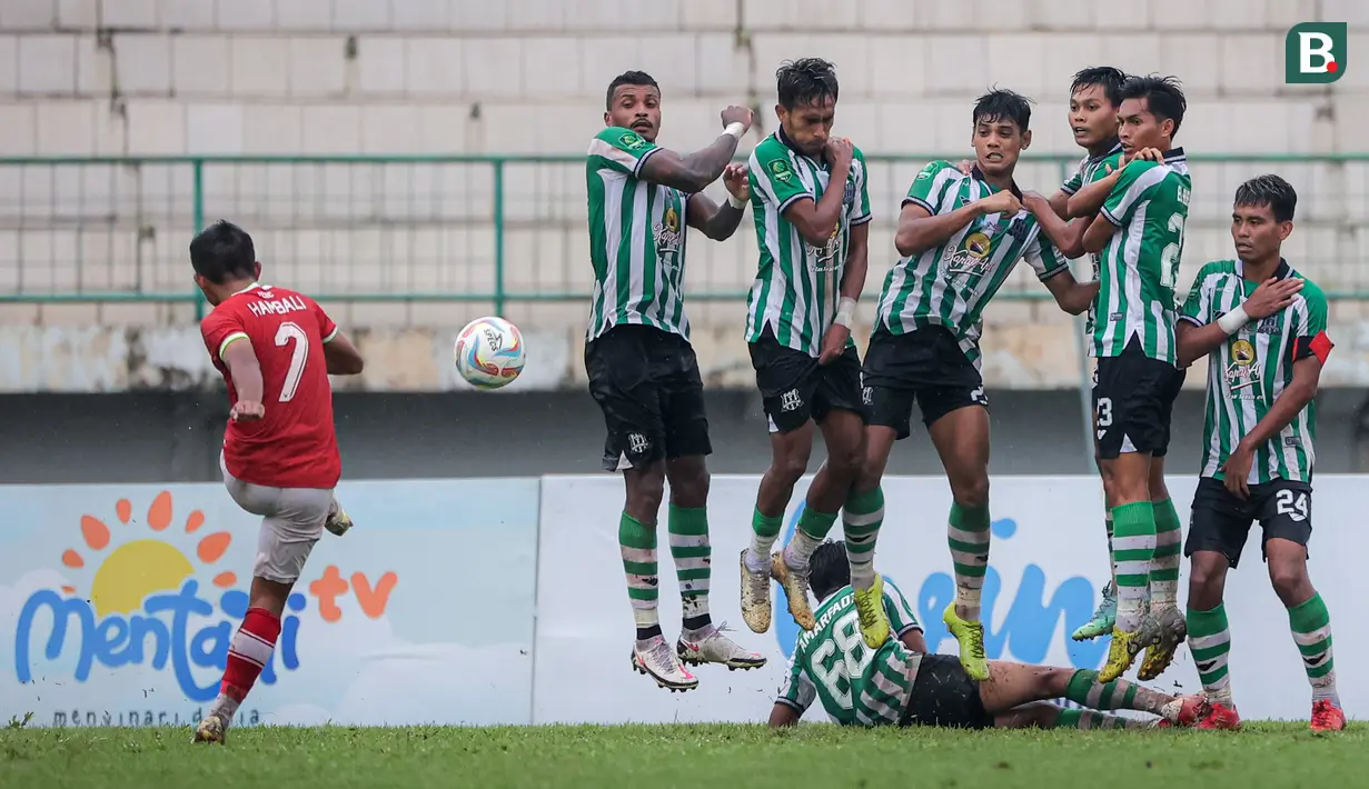Pemain Bekasi City, Hambali (kiri), berusaha menjebol gawang Deltras FC dari tendangan bebas dalam pertandingan perdana Grup Y 12 Besar Pegadaian Liga 2 2023/2024 yang berlangsung di Stadion Singaperbangsa, Karawang, Minggu (7/1/2023). (Bola.com/Bagaskara Lazuardi)
