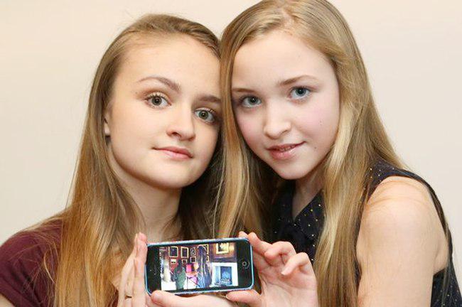 Holly dan Brook menunjukkan foto hantu Grey Lady di kamera iPhone mereka | foto: copyright dailymail.co.uk