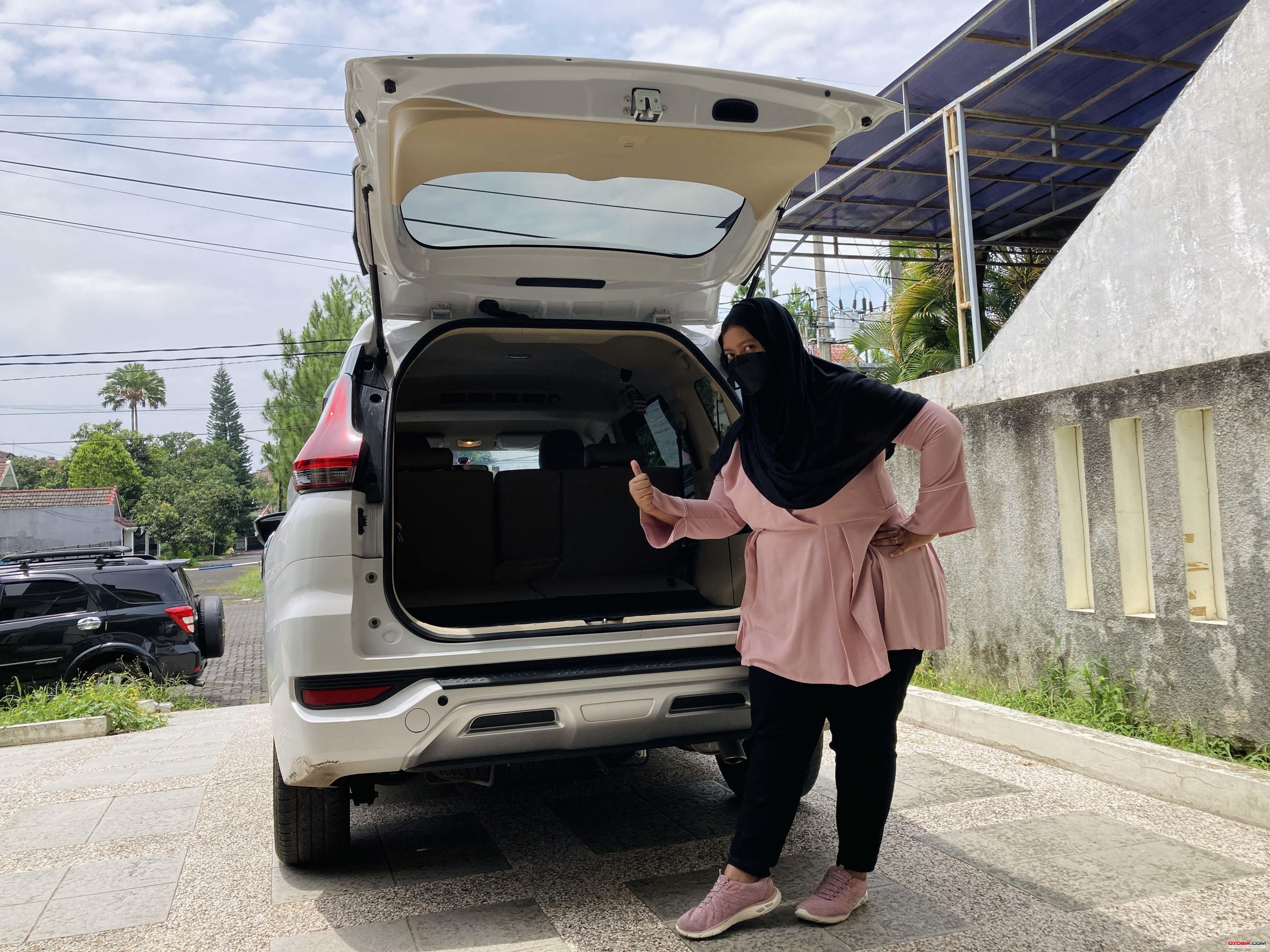 Wilda menunjukkan seberapa lapang bagasi mobilnya (Otosia.com/Nurrohman Sidiq)