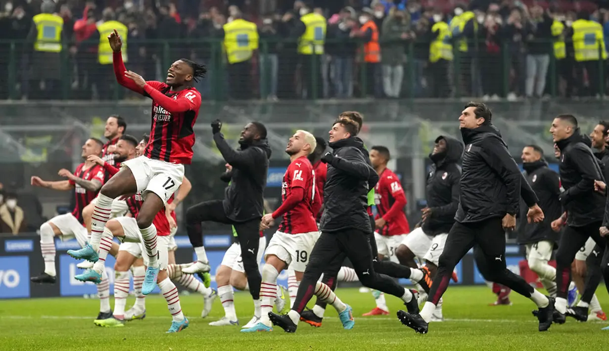 Para pemain AC Milan merayakan kemenangan atas Inter Milan pada pertandingan sepak bola Liga Italia di Stadion San Siro, Milan, Italia, 5 Februari 2022. AC Milan menang 2-1. (AP Photo/Antonio Calanni)