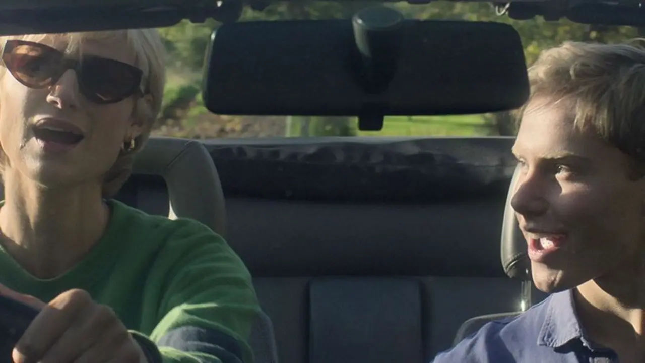 Adegan saat Putri Diana bersama Pangeran William berada di mobil dalam The Crown musim ke-6 bagian I
