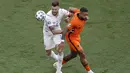 Bek Republik Ceko Ondrej Celustka (kiri) berebut bola dengan pemain depan Belanda Memphis Depay pada babak 16 besar Euro 2020 di Puskas Arena, Minggu (27/6/2021). Belanda yang bermain dengan 10 pemain setelah turun minum secara mengejutkan disingkirkan Ceko usai kalah 0-2. (Laszlo Balogh/ POOL/AFP)