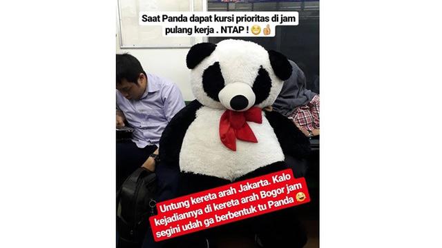 6 Kelakuan Kocak saat di Dalam Kereta Api Ini Bikin Ketawa