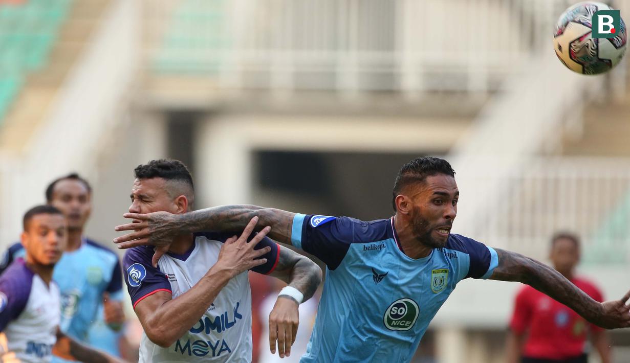 Tuan rumah Persela menunggu momentum untuk melancarkan serangan balik. Duet bek Demerson dan Zainuri masih terlalu kuat dan sulit ditembus oleh beberapa kali percobaan serangan Persita. (Bola.com/Ikhwan Yanuar)