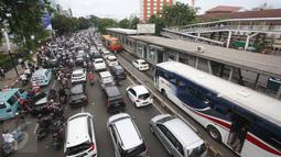 Kendaraan terjebak kemacetan di Jalan Salemba Raya, Jakarta, Jumat (2/12). Tingginya mobilisasi massa yang akan mengikuti Aksi 2 Desember mengakibatkan sejumlah ruas jalan menuju Monas macet total. (Liputan6.com/Immanuel Antonius)